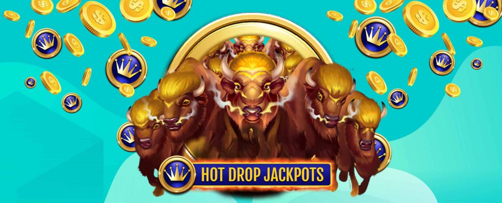 Lima Golden Buffalo dari permainan SlotsLV Hot Drop Jackpots dengan nama yang sama keluar dari balik logo SlotsLV Hot Drop Jackpots saat koin dan simbol mahkota melayang di sekelilingnya