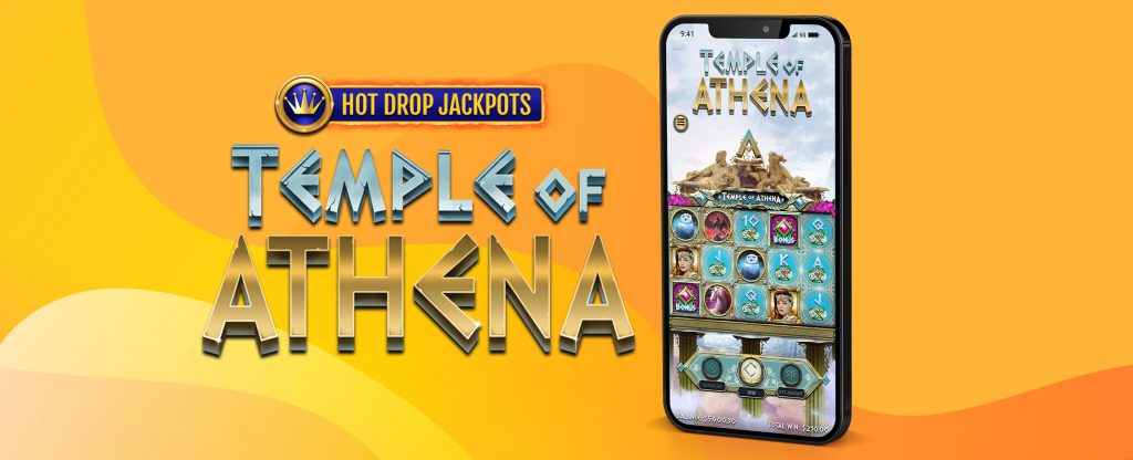 Ilustrasi 3D ponsel ditampilkan di tengah di sebelah kanan gambar, menampilkan tangkapan layar gameplay dari game slot SlotsLV, Temple of Athena Hot Drop Jackpots.  Di sebelah kiri, adalah ikon Hot Drop Jackpots, dan di bawahnya, terdapat tulisan Temple of Athena.