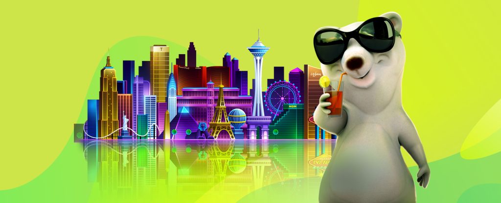   Seekor panda putih mengenakan kacamata hitam besar dan menyeruput minuman, terlihat dari pinggang ke kanan gambar.  Di kejauhan adalah lanskap kota Las Vegas animasi 3D berwarna neon dari permainan slot SlotsLV, 10 Times Vegas.